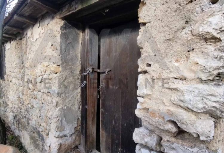 Boljevac - Lukovo , stara koliba površine 56m2 sa oko 6ha zemlje u komadu 