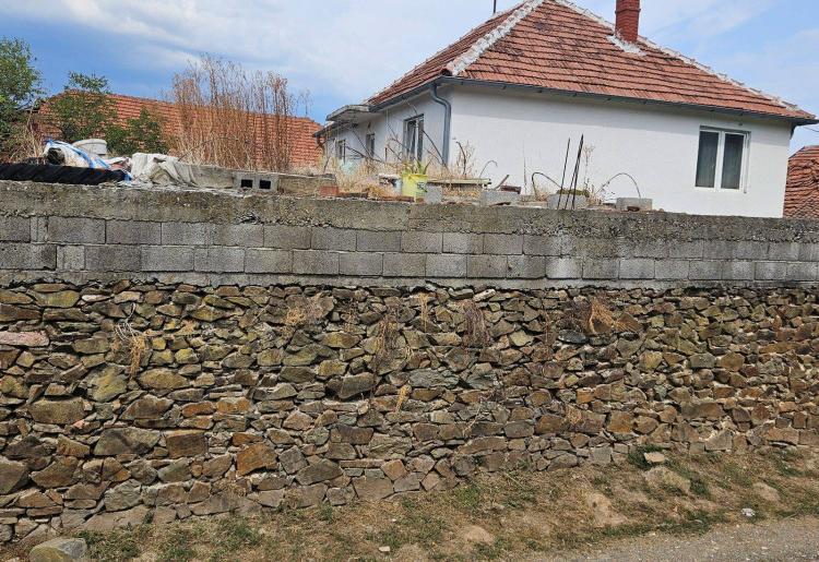 Lukovo-Boljevac  Seosko domacinstvo -kuca 62m2 + ekonomski objekat 63m2