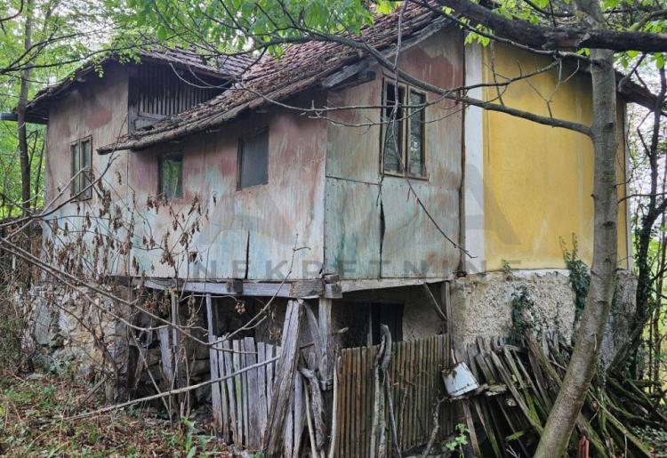 Ilino - Rtanj Kuca za rusenje ili adaptaciju na placu povrsine  od oko 20ari